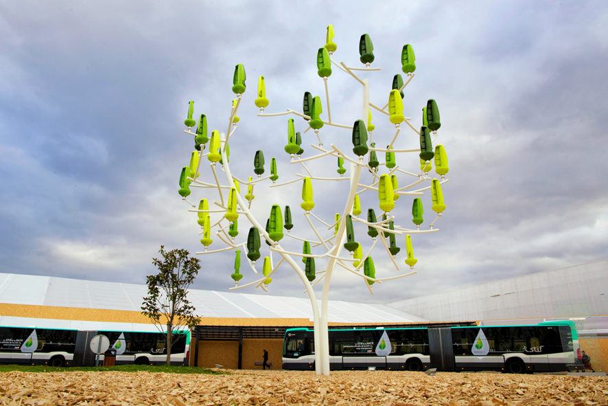Un girasol y un árbol que producen energía