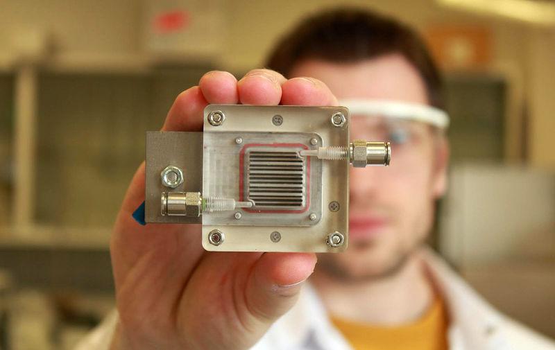 Un dispositivo que produce combustible y limpia el aire a través de la luz